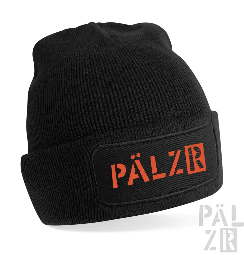 Schwarze Beanie mit orange ’pälzr’ Logo-Patch, gerippte Strickstruktur.