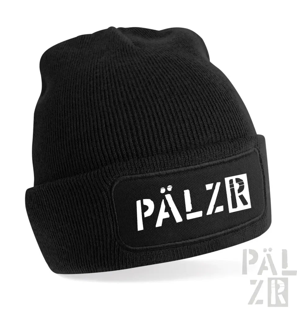 Schwarze Beanie mit weißem ’pälzr’-Logo-Patch, gerippte Strickstruktur.