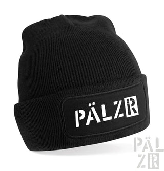 Schwarze Beanie mit weißem ’pälzr’-Logo-Patch, gerippte Strickstruktur.
