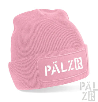 Hellrosa Beanie mit weißem ‚pälzr‘-Logo auf der Vorderseite.