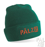 Grüne Mütze mit ’pälzr’-Logo in Orange und Weiß.