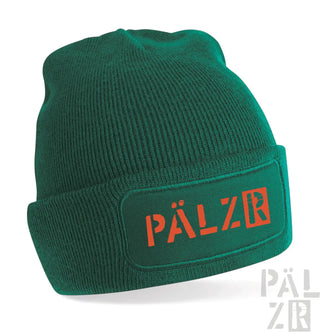Grüne Mütze mit ’pälzr’-Logo in Orange und Weiß.