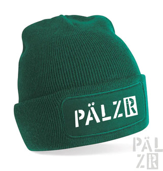 Grüner Beanie mit weißem „pälzr“-Logo auf der Vorderseite.