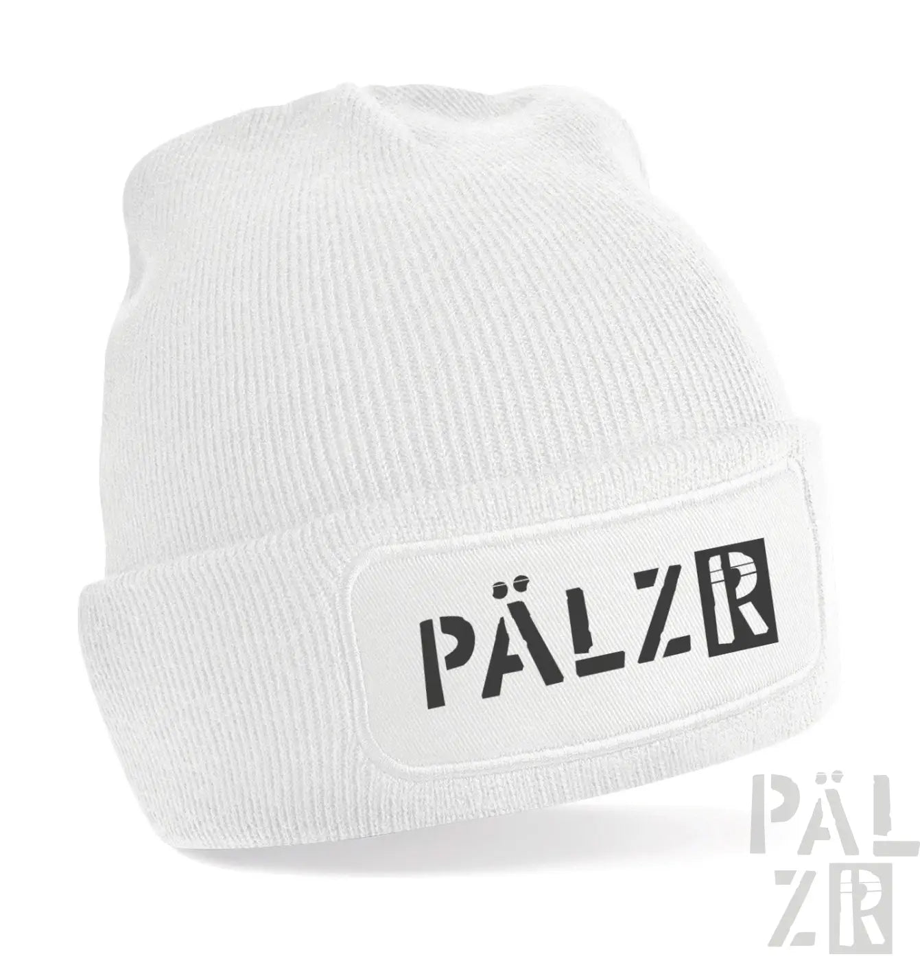 Weiße Beanie mit ’pälzr’-Logo und Patch-Design.