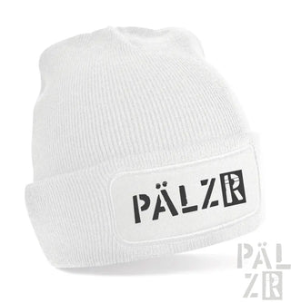 Weiße Beanie mit ‚pälzr‘-Logo und Patch-Design.