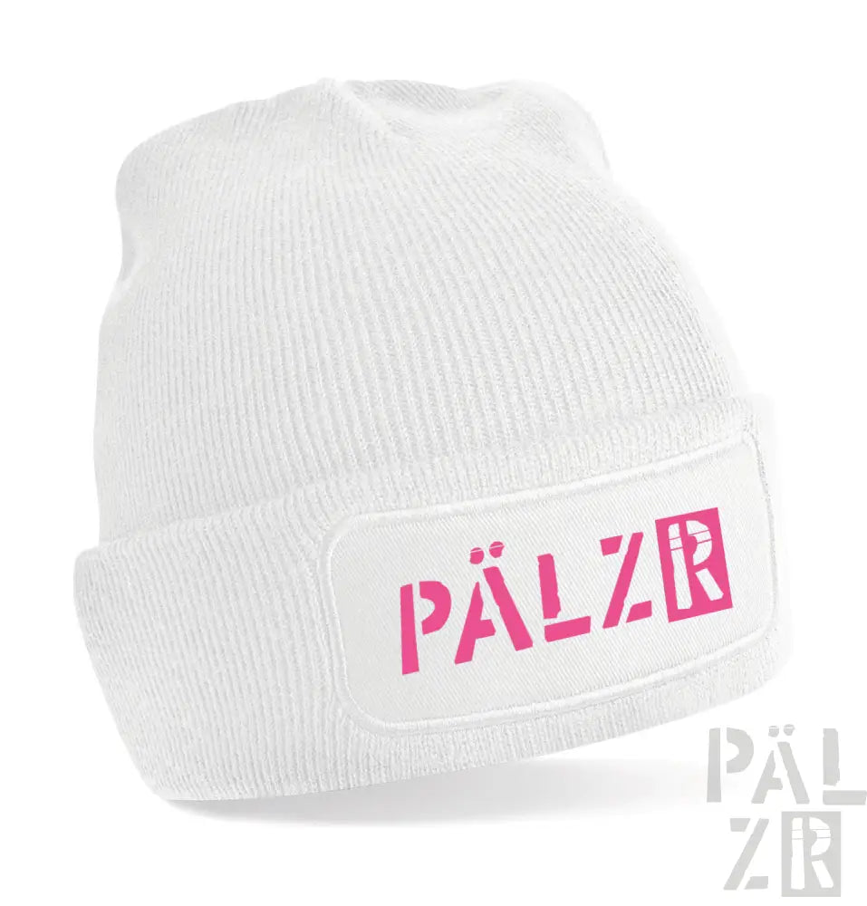 Weiße Beanie mit pinkem ’pälzr’-Logo-Patch, gerippte Strickstruktur.