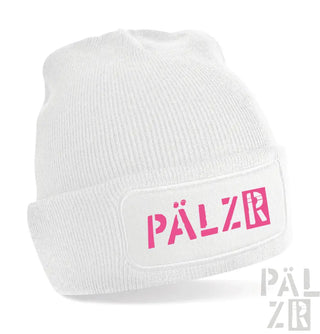 Weiße Beanie mit pinkem ’pälzr’-Logo-Patch, gerippte Strickstruktur.