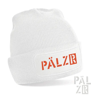 Weiße Mütze mit orangem ’pälzr’-Logo und Vogel-Design auf der Vorderseite.