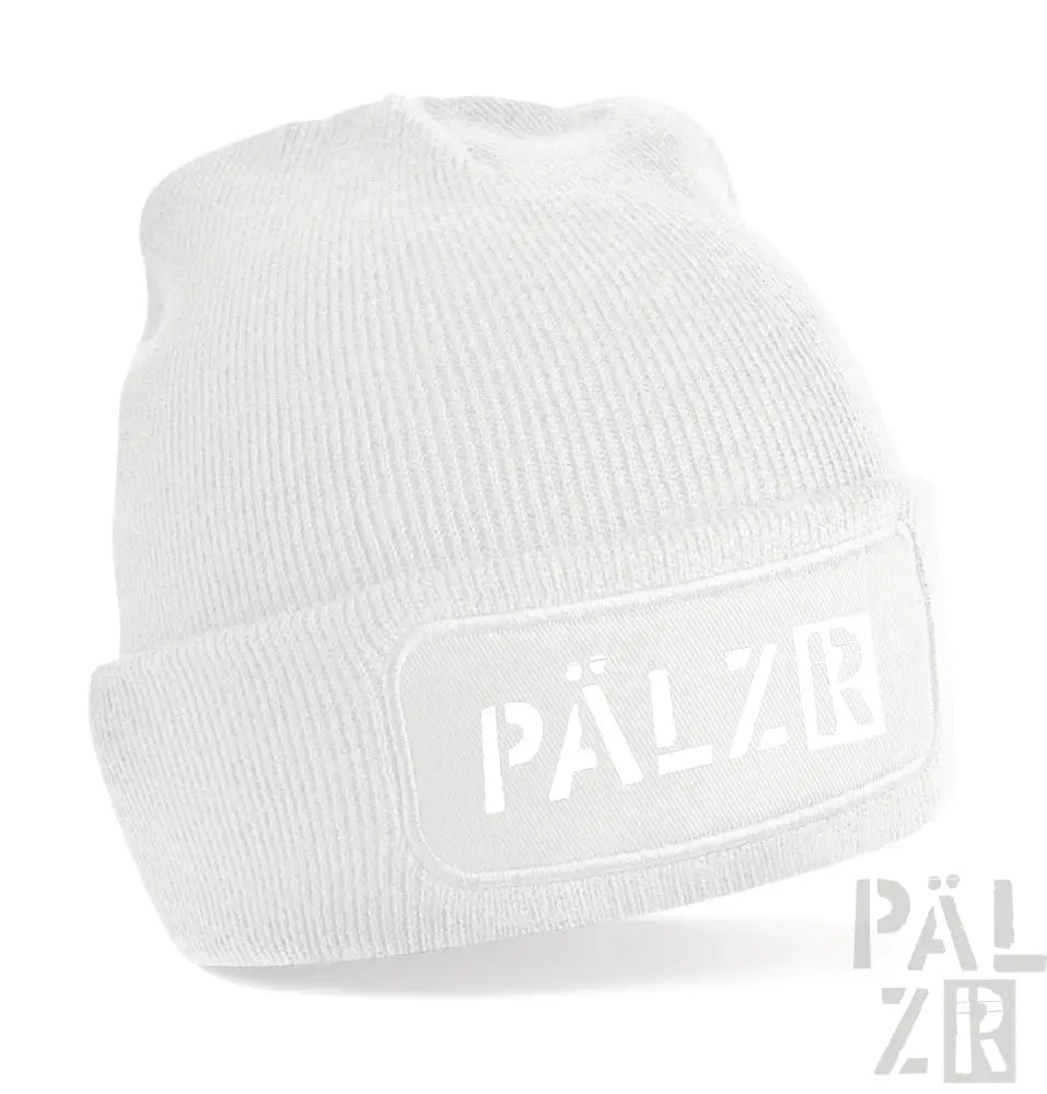 Weiße Beanie mit ’pälzr’-Patch-Design.