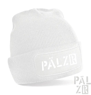 Weiße Beanie mit ’pälzr’-Patch-Design.