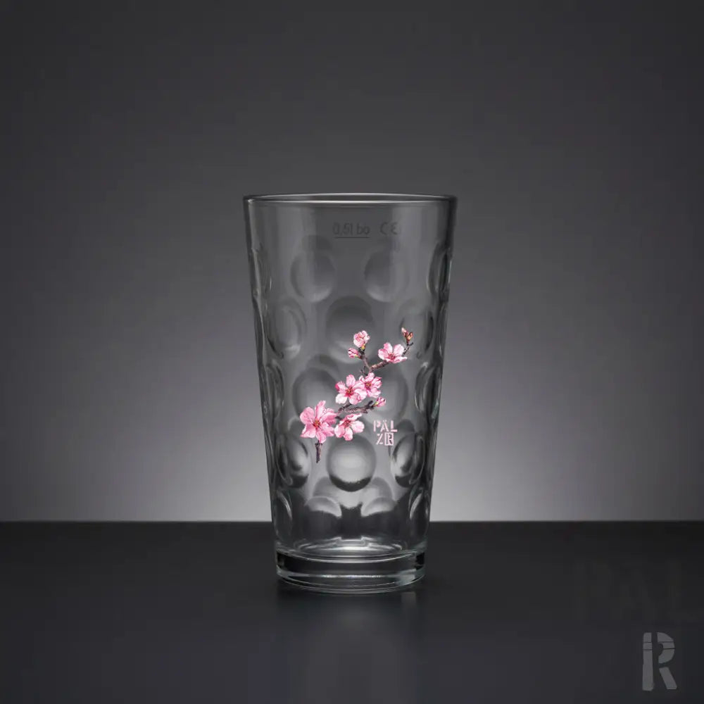 Klarer Glas-Tumbler mit einem texturierten, blasenartigen Muster und zarten rosa Kirschblüten-Aufklebern.