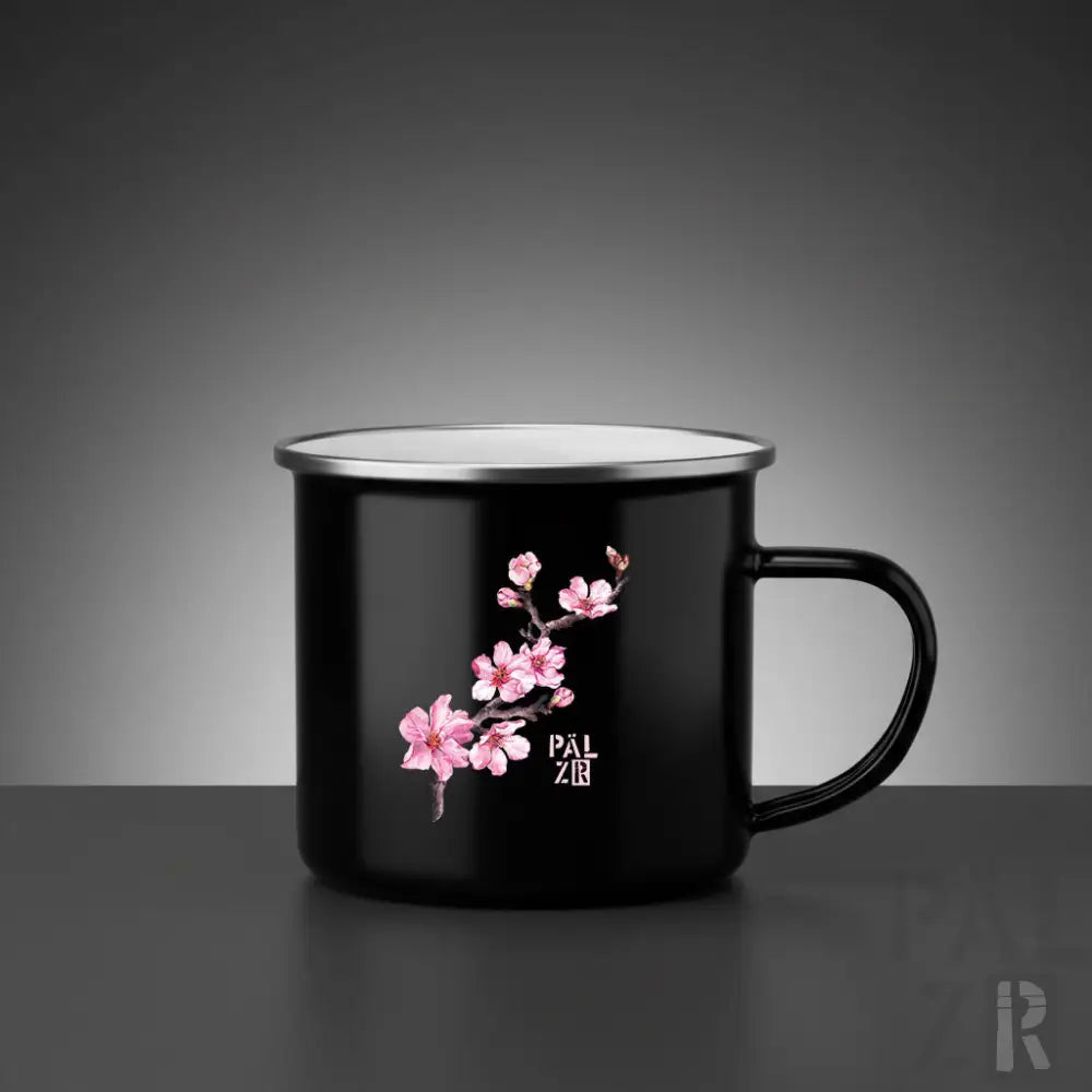 Schwarze emaille camping-tasse mit silbernem rand und griff, zartem pinken kirschblütenmotiv und pal zir logo