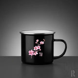Schwarze emaille camping-tasse mit silbernem rand und griff, zartem pinken kirschblütenmotiv und pal zir logo