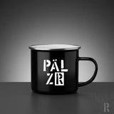 Schwarze emaillierte camping-tasse mit silbernem rand und weißem päl zr schriftzug für outdoor nutzen