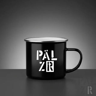 Schwarze emaillierte camping-tasse mit silbernem rand und weißem päl zr schriftzug für outdoor nutzen