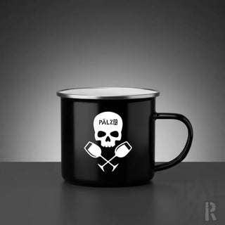 Schwarze enamel camping-tasse mit silberner rand und weißem schädel-motiv mit pälzb schriftzug