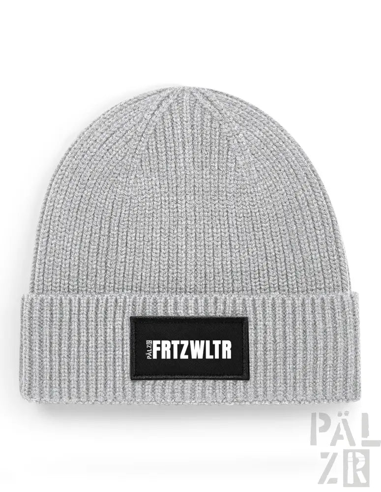 Graue gerippte Mütze mit ’frtzwltr’-Patch.