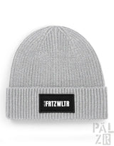 Graue gerippte Mütze mit ’frtzwltr’-Patch.
