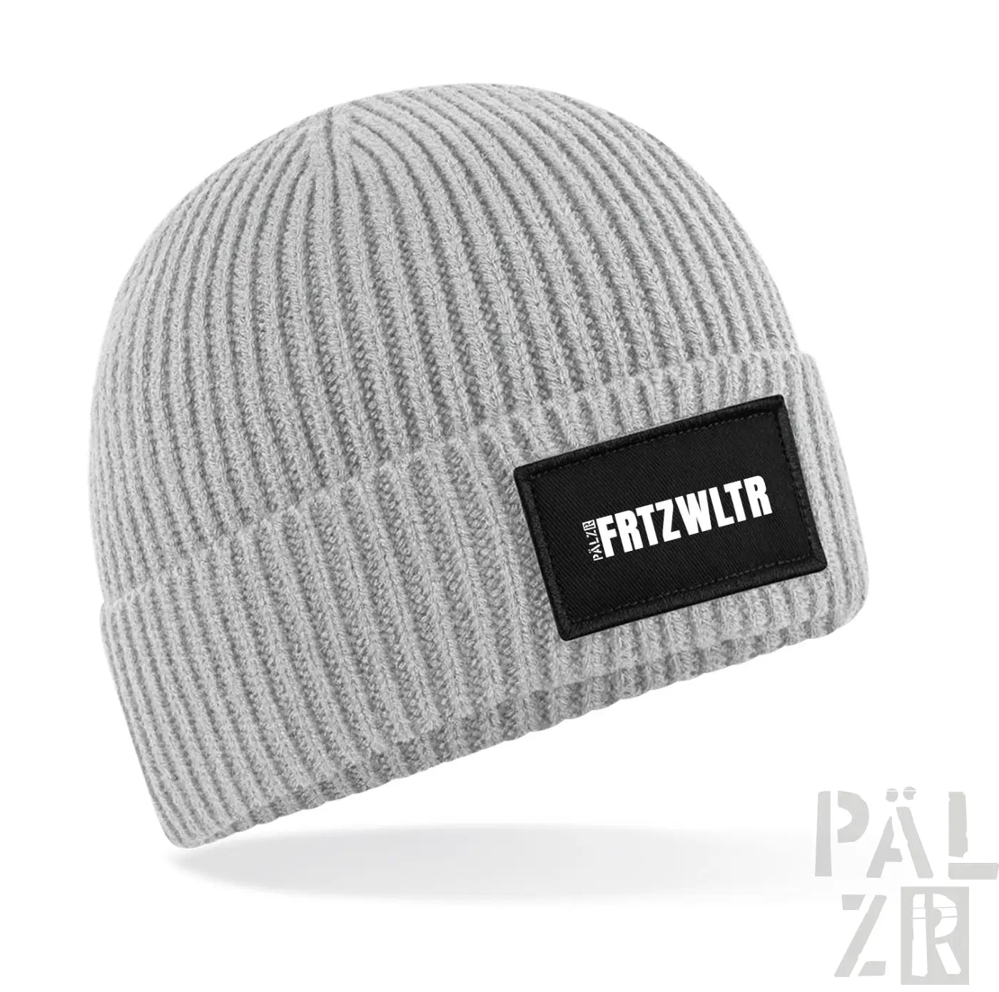 Graue gerippte Mütze mit schwarzem Patch und weißem Text ’fritzwltr’ darauf.