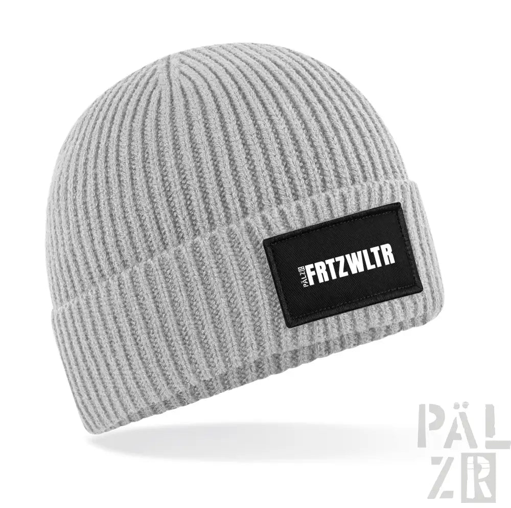 Graue gerippte Mütze mit schwarzem Patch und weißem Text ’fritzwltr’ darauf.