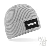 Graue gerippte Mütze mit schwarzem Patch und weißem Text ’fritzwltr’ darauf.
