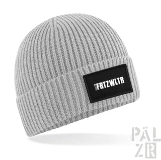Graue gerippte Mütze mit schwarzem Patch und weißem Text ’fritzwltr’ darauf.