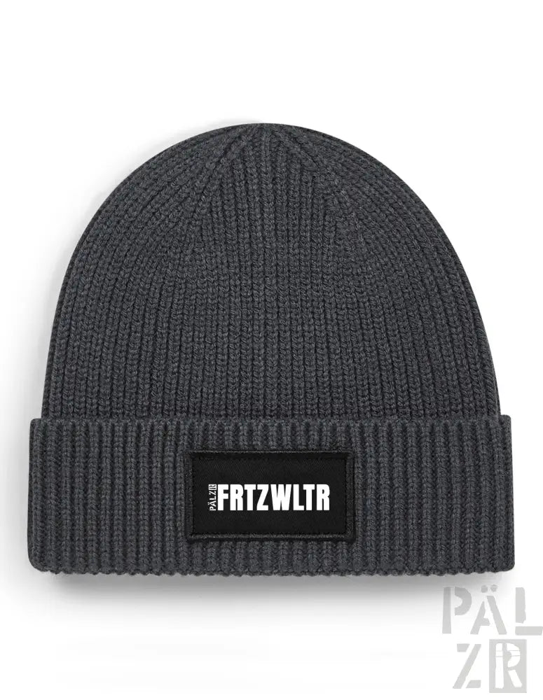 Dunkelgraue Mütze aus Holzkohle mit schwarzem Patch und weißem Text „frtzwltr“