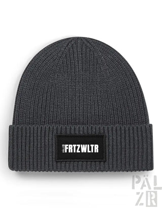 Dunkelgraue Mütze aus Holzkohle mit schwarzem Patch und weißem Text „frtzwltr“