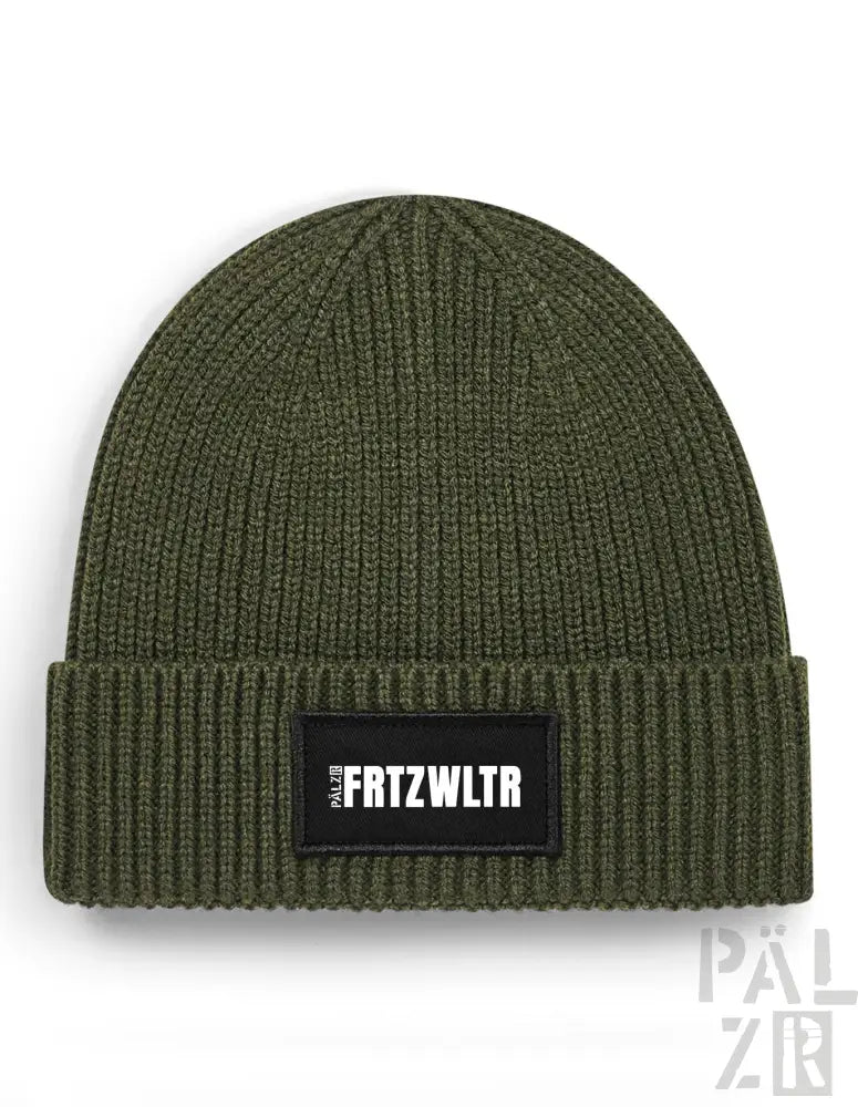 Olivgrüner Beanie mit schwarzem Patch und weißem Text ’frtzwltr’