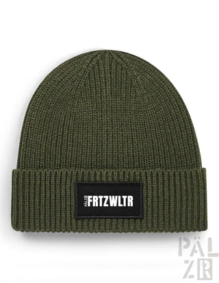 Olivgrüner Beanie mit schwarzem Patch und weißem Text ’frtzwltr’