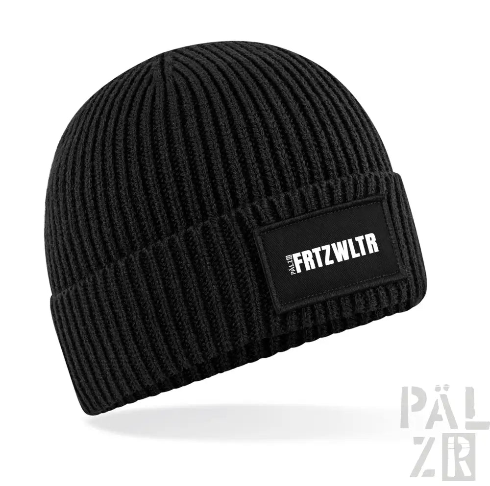 Schwarze Beanie mit weißem Text und Logo, gerippte Textur.