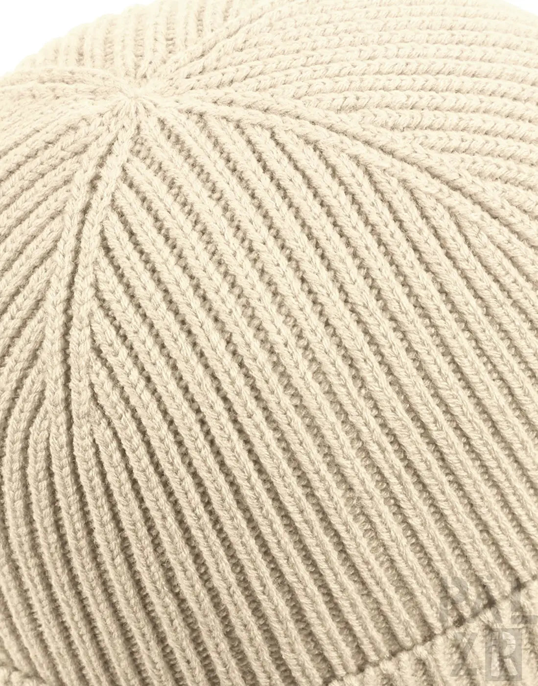 Cremeweiße Strickmütze mit gerippter Textur und leicht gefaltetem Rand.