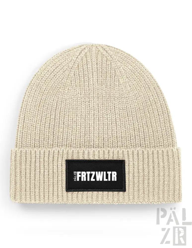 Beige gestrickte Mütze mit schwarzem Patch und weißem Text „frtzwltr“ auf der Vorderseite.
