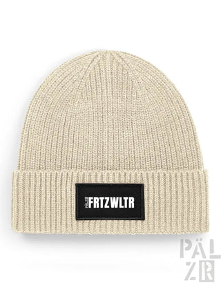 Beige gestrickte Mütze mit schwarzem Patch und weißem Text „frtzwltr“ auf der Vorderseite.