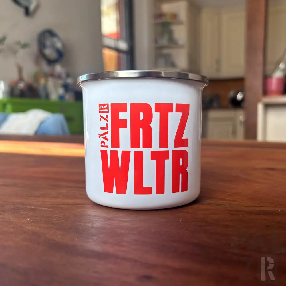 Weiße Emailtasse mit rotem Text „frtz wltr“ und silbernem Rand, Pälzer Marke.