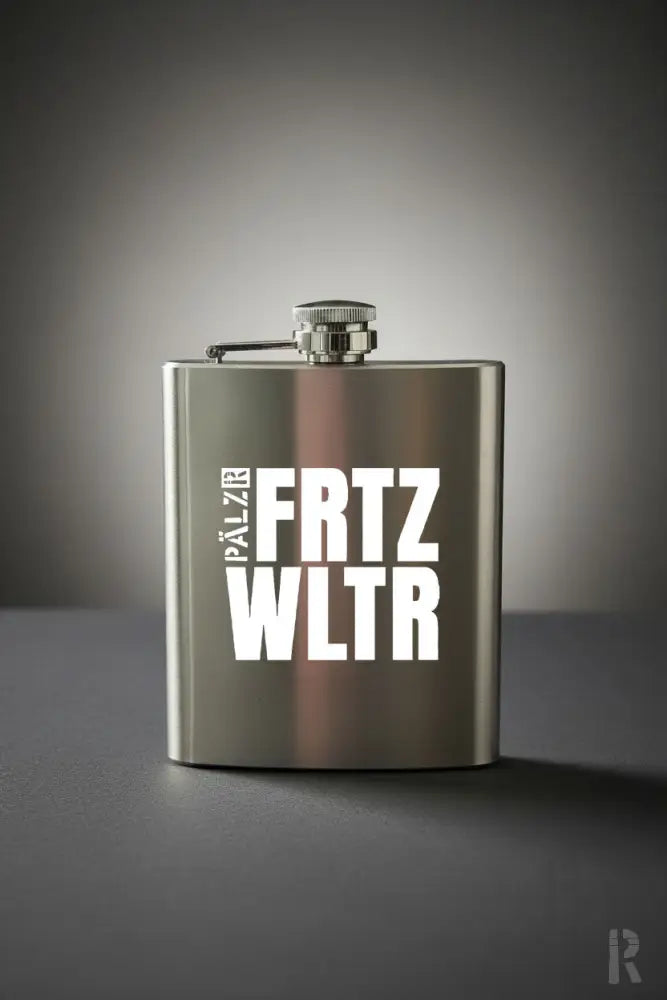 Silberner edelstahl flachmann mit weißer schrift pälzir fritz wltr auf der vorderseite, pälzr flachmann