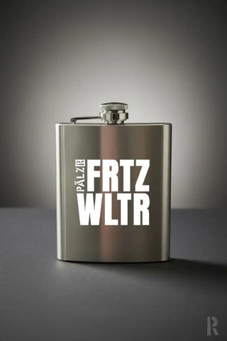 Silberner edelstahl flachmann mit weißer schrift pälzir fritz wltr auf der vorderseite, pälzr flachmann