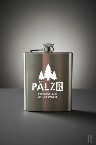 Silberner edelstahl flaskmann mit matter oberfläche und gravur von drei kiefern und text pälzr mir sinn die ausm wald