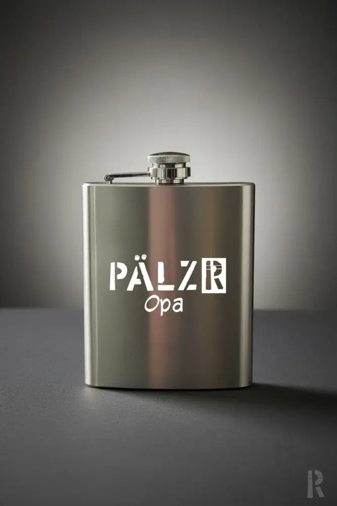 Silberfarbener edelstahl flask mit gebürstetem finish und dem schriftzug pälzr opa für den gebrauch als flachmann