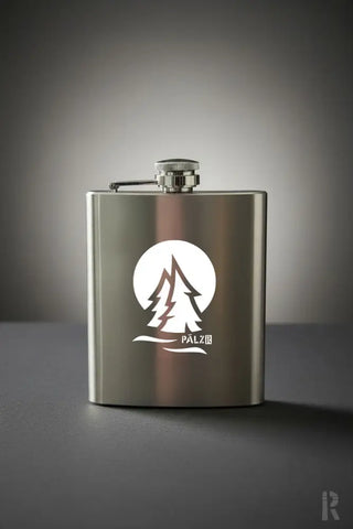 Pälzr flachmann silberner edelstahl flask mit minimalistischen design und eingraviertem weißen logo mit kiefern