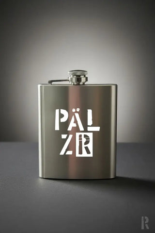 Silver flask mit elegantem gebürstetem metallfinish und pälz logo in weißen buchstaben graviert
