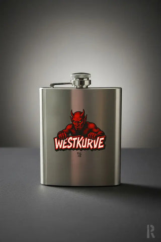 Silberner pflachmann mit rotem teufelslogo und westkurve schriftzug in weiß und schwarz umrissen für outdoor nutzen