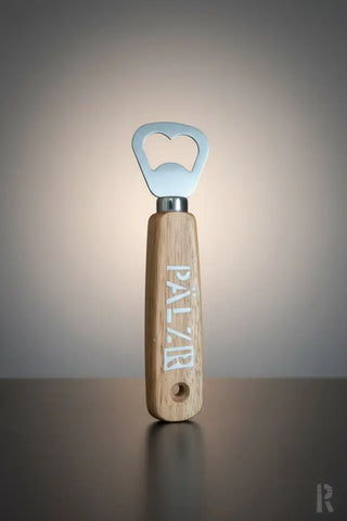 Pälzr flaschenöffner mit schlankem griff aus naturholz und herzförmigem metallverschluss mit eingraviertem palz