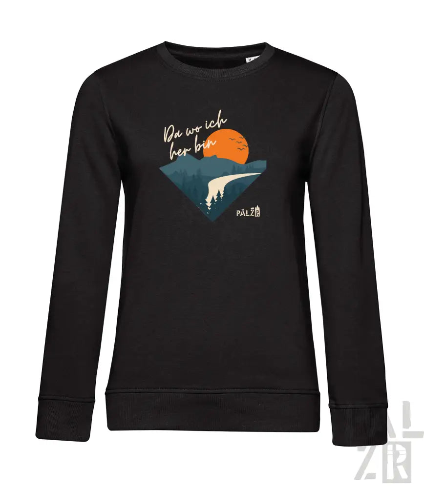 Schwarzes Langarm-Sweatshirt mit einem dreieckigen Grafikmotiv, das eine orange Sonne, Berge und den Text ‚da wo ich her bin‘ in weißer Schrift zeigt.