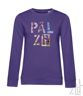 Violetter Fleece-Sweatshirt mit ’pal zr’ Grafikdesign, das ein Collagen aus Naturszenen und geometrischen Formen zeigt.