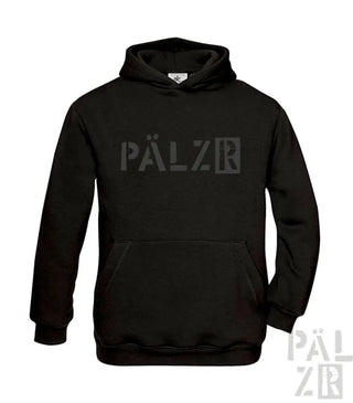 Schwarzer Hoodie mit ’pälzr’-Logo in Dunkelgrau auf der Vorderseite, Material eines Kapuzen-Sweatshirts.