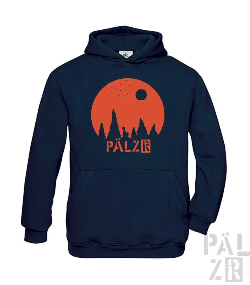 Marineblaue Kapuzenjacke mit orange- und weißem Design, das eine Silhouette von Bäumen, Sonne oder Mond sowie das Wort ’palzr’ in fetten Buchstaben zeigt.