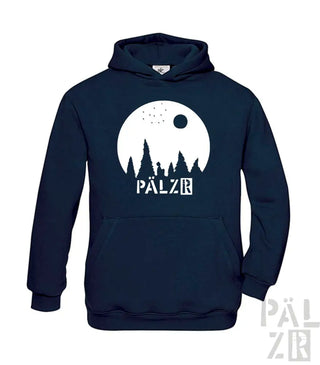 Marineblaue Kapuzenjacke mit weißem Grafikdesign, das eine Silhouette von Bäumen und das Wort ’pälzr’ in fetten Buchstaben zeigt.