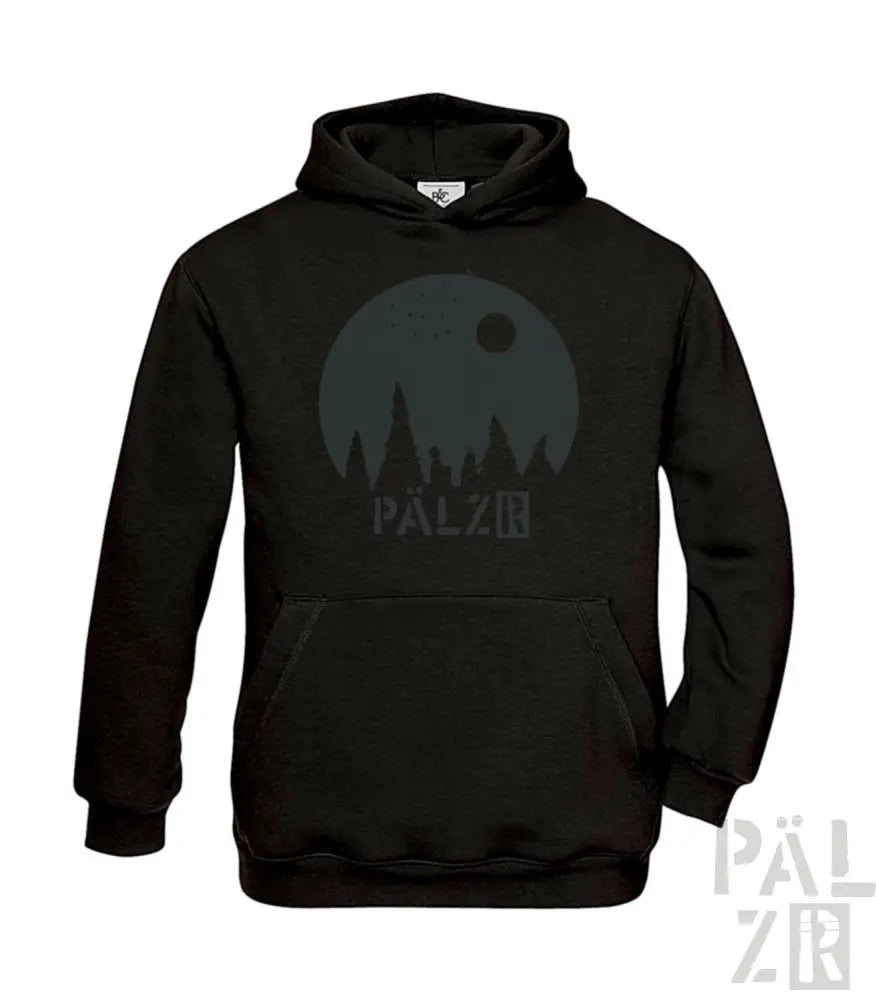 Schwarze Hoodie mit Mond- und Burgen-Design, dunkelgrauer Text ’pälzr’ auf der Vorderseite.