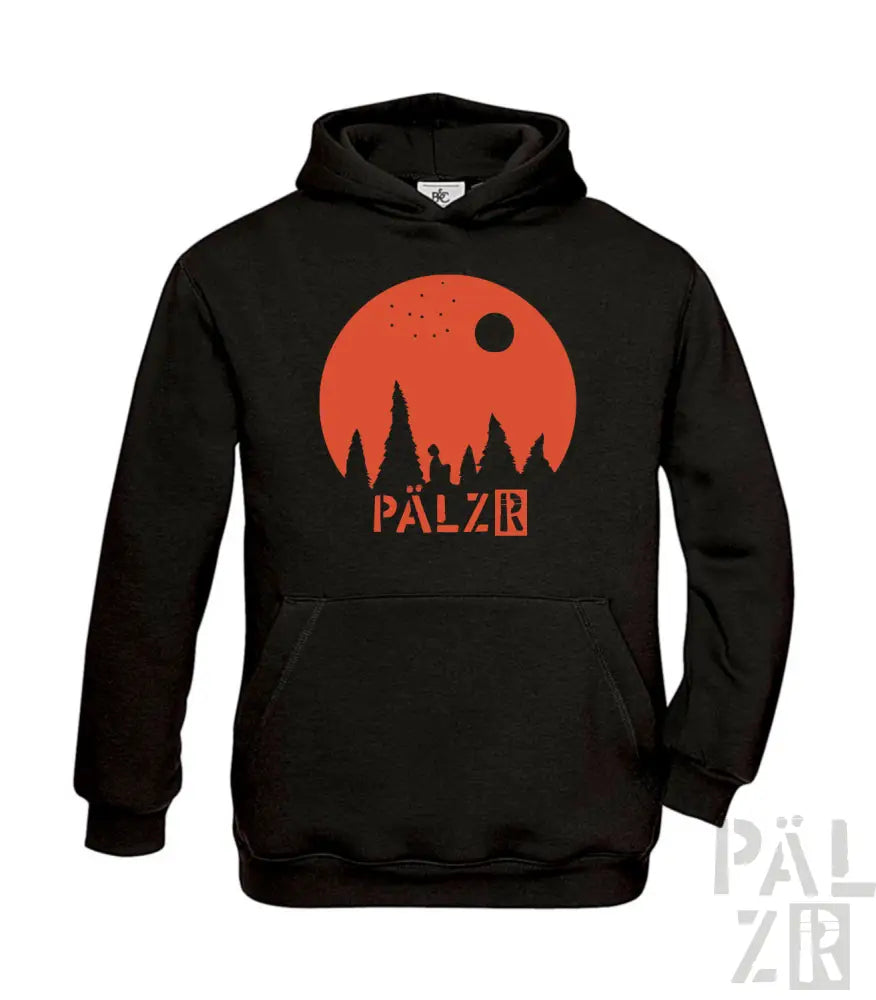 Schwarzer Hoodie mit orange-weißem Design, das den Text „pälzr“ zeigt, inspiriert von einer Waldsilhouette vor dem Mond.